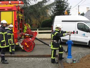 Intervention des pompiers avec branchement sur une bouche d'incendie