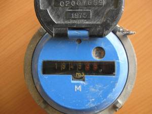Compteur d'eau avec chiffres blancs sur fond noir